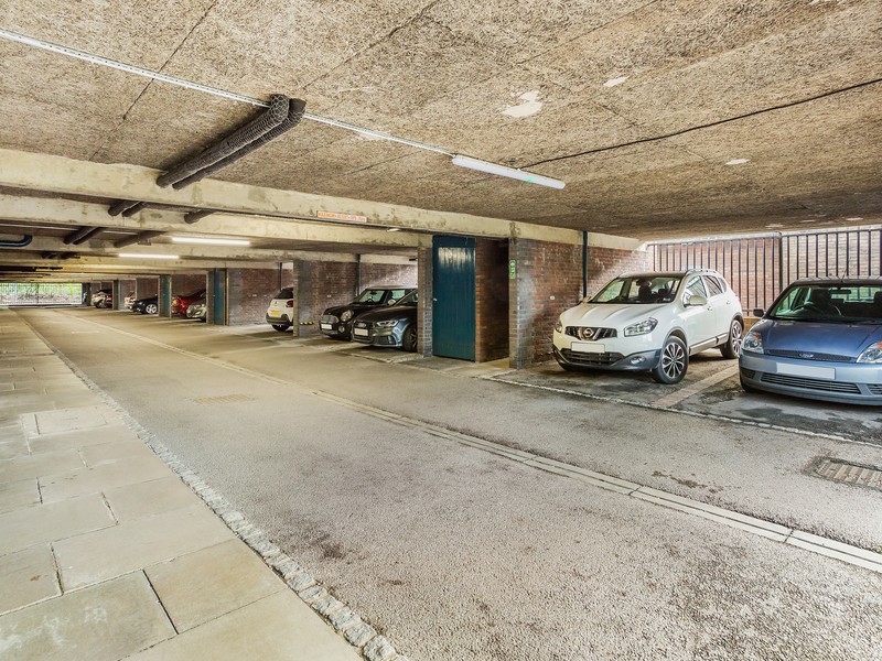 2 Bed Apartment To Rent in Reigate